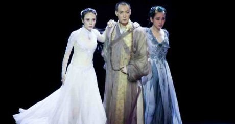 White Snake (Jin Ge), Fa  Hai (Xin Baiting), and Green Snake (Qin Hailu). Photos courtesy of The National Theatre of China.